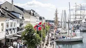a picture of arendal city center with people walking in the streets