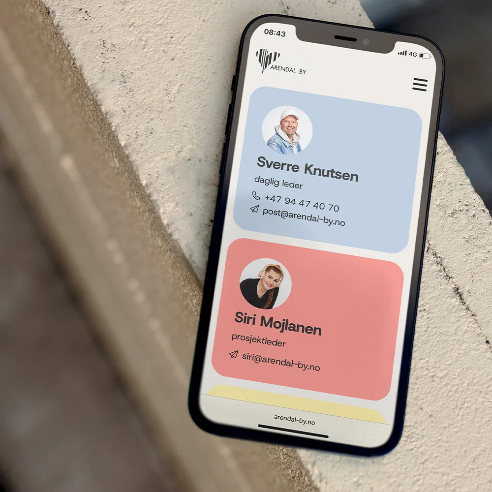 Fotografi av en mobiltelefon med nettsiden til arendal by åpen